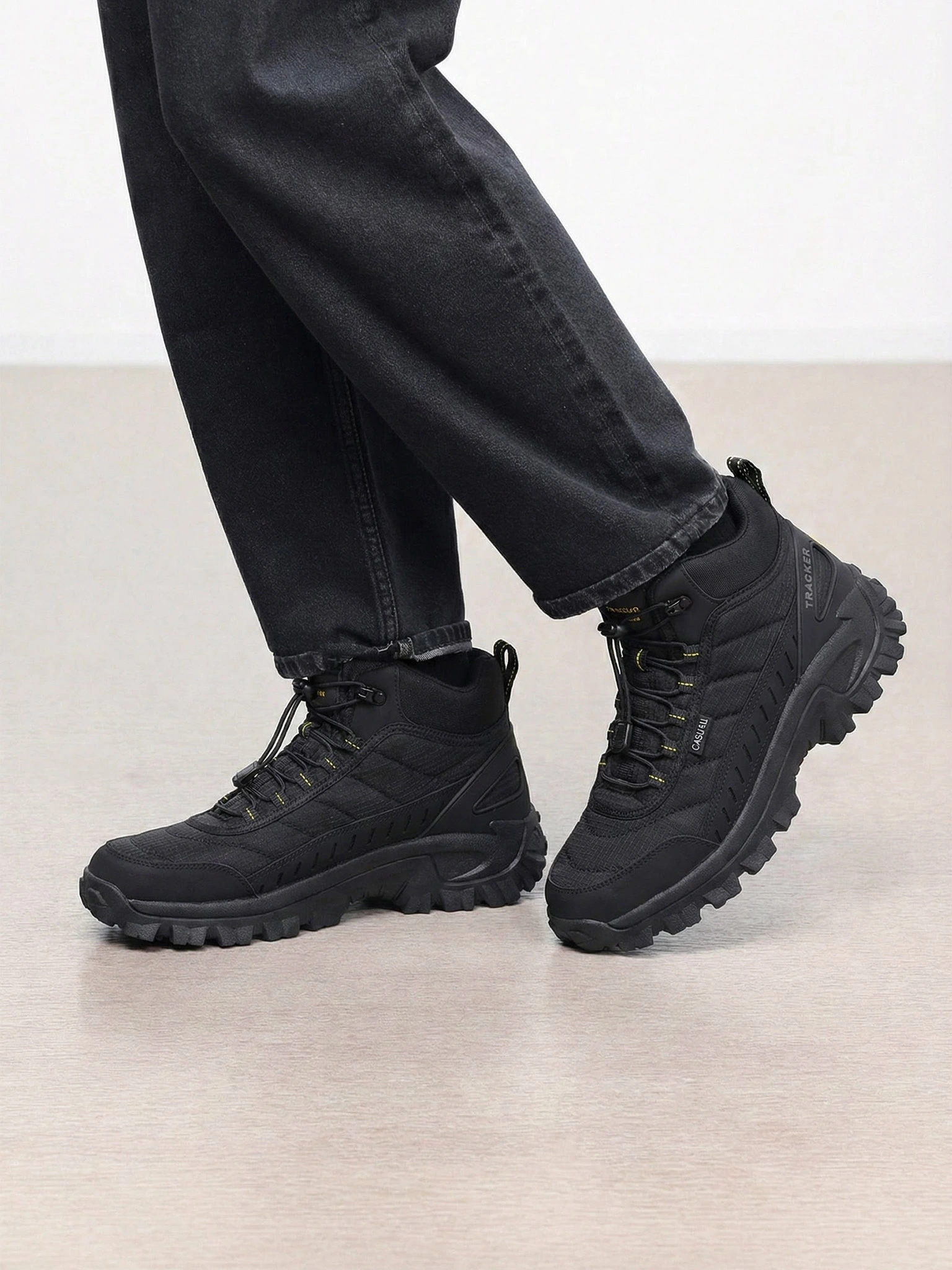 Кроссовки черного цвета текстильные на рельефной подошве